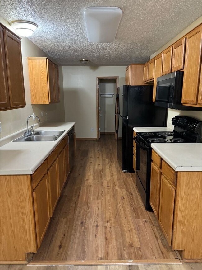 Building Photo - New paint and flooring! 3 bed/1.5 bath ove...