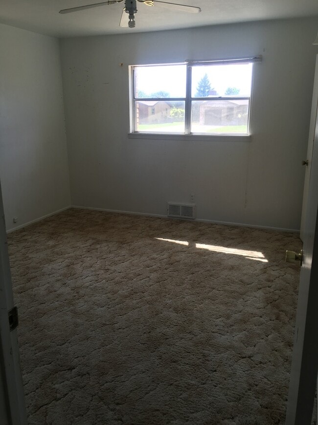 Building Photo - GREAT BRICK HOME ON LARGE LOT