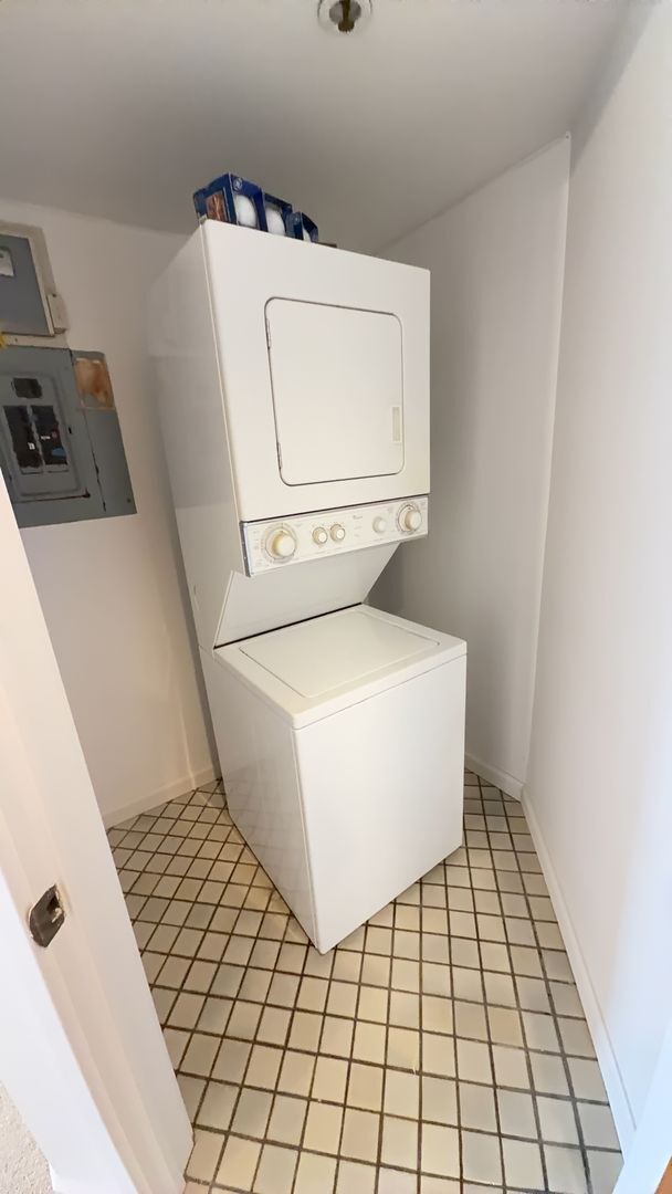 Building Photo - $2000 1BR/1BA, 1 Covered PKG, in the heart of Honolulu.