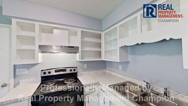 Building Photo - Charming 2 BD/1 BA Bungalow with Fenced Ba...