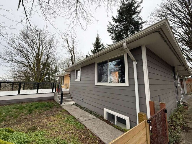 Building Photo - Stunning 4 Bed 3 Bathroom Home!