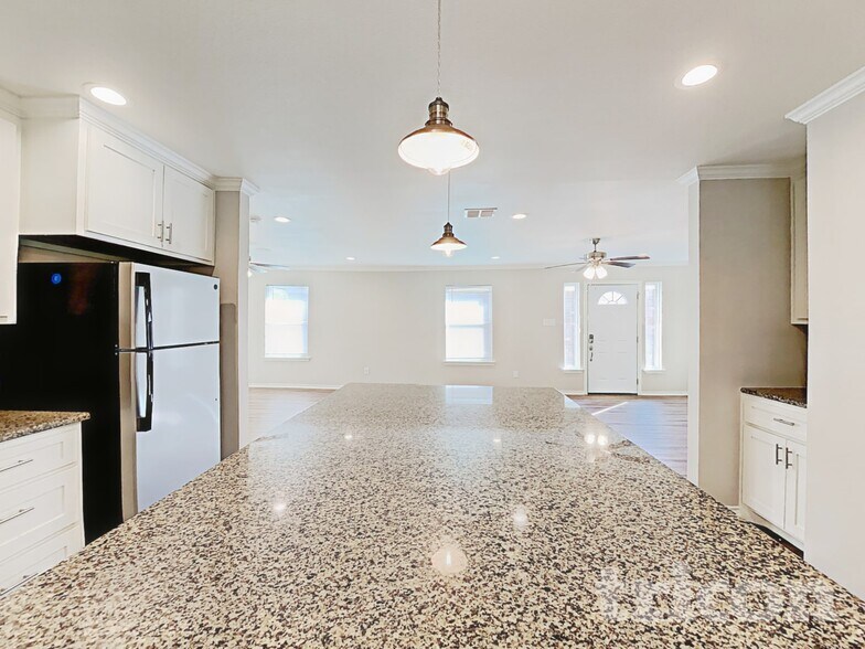 Building Photo - 10628 Lone Pine Ln