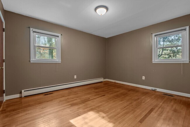 Building Photo - Charming 3-bedroom, 2-bath traditional home situated less than two miles from Clemson University!