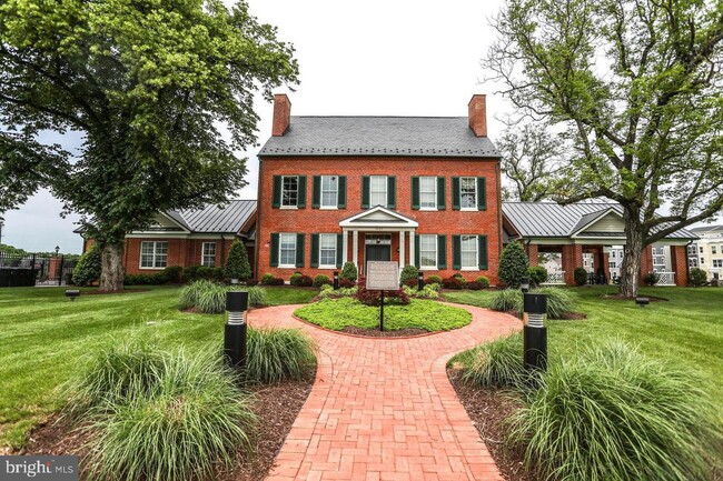 Building Photo - 611 E 7th St