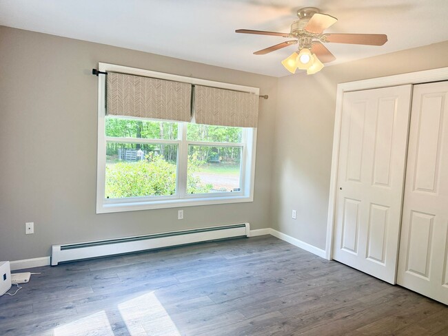 Building Photo - Sunny & Spacious 4 bedroom home
