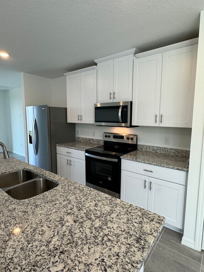 Building Photo - 3 Bedroom 2 Bath with Double Car Garage in Poinciana!