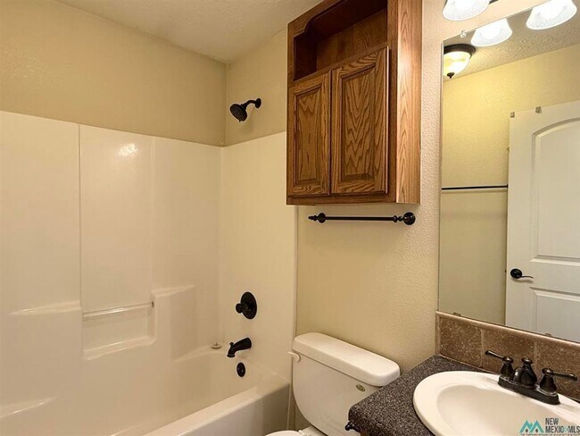 Building Photo - 1347 Oakwood Cir