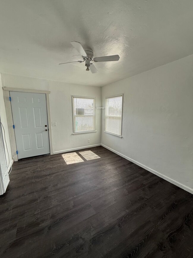 Building Photo - Private 1 Bed, 1 Bath Back Unit with Fresh...