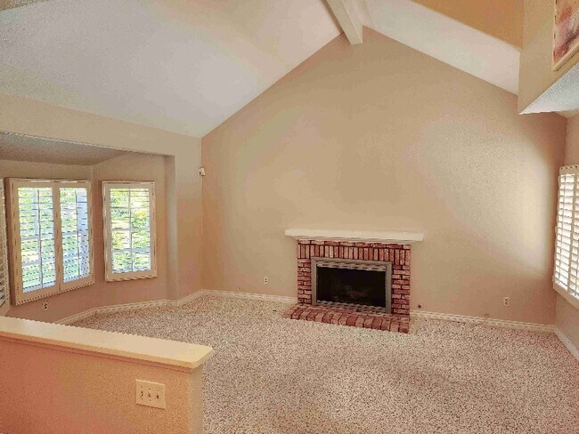 Building Photo - 2579 Roadrunner Dr