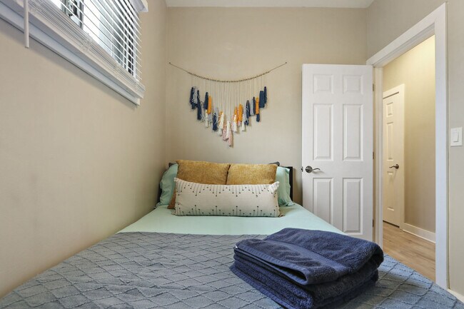 Building Photo - 4934 Kingston Ave