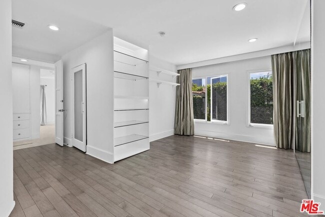 Building Photo - 305 S Bedford Dr