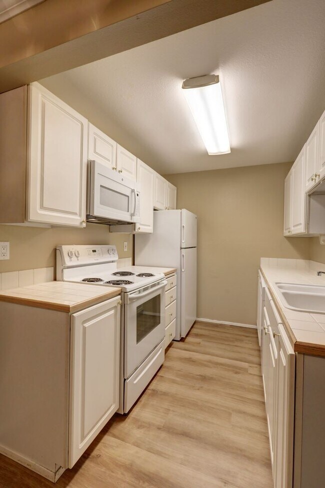 Building Photo - 2 Bedroom Ground Floor Condo in the Heart of Woodinville!