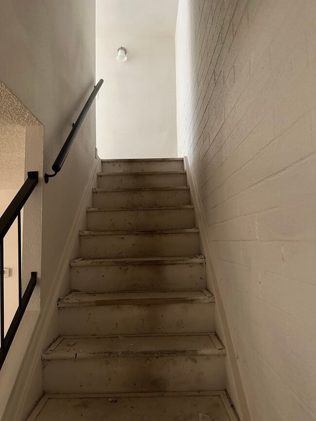 Building Photo - RENT TO OWN TOWN HOUSE 3 BEDROOMS 1 BATH $...