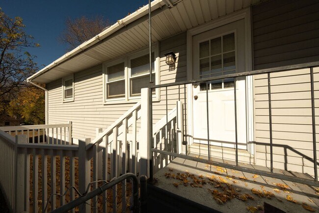 Building Photo - Recently-renovated home perfect for family