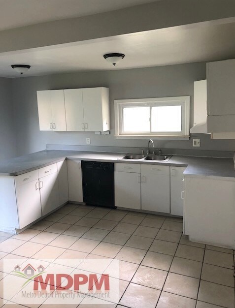 Building Photo - 95 E Rowland Ave