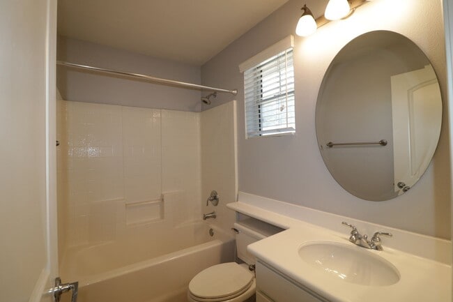 Building Photo - Townhome for Lease  in Valencia!