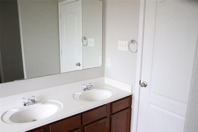 Building Photo - 2710 Sandberry Dr