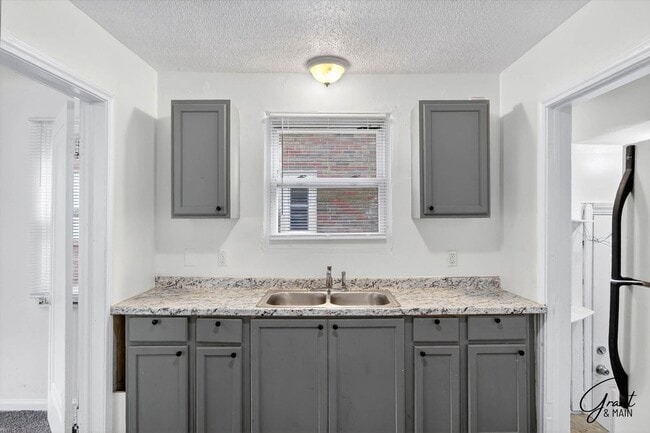 Building Photo - 3 bedroom bungalow - $1200