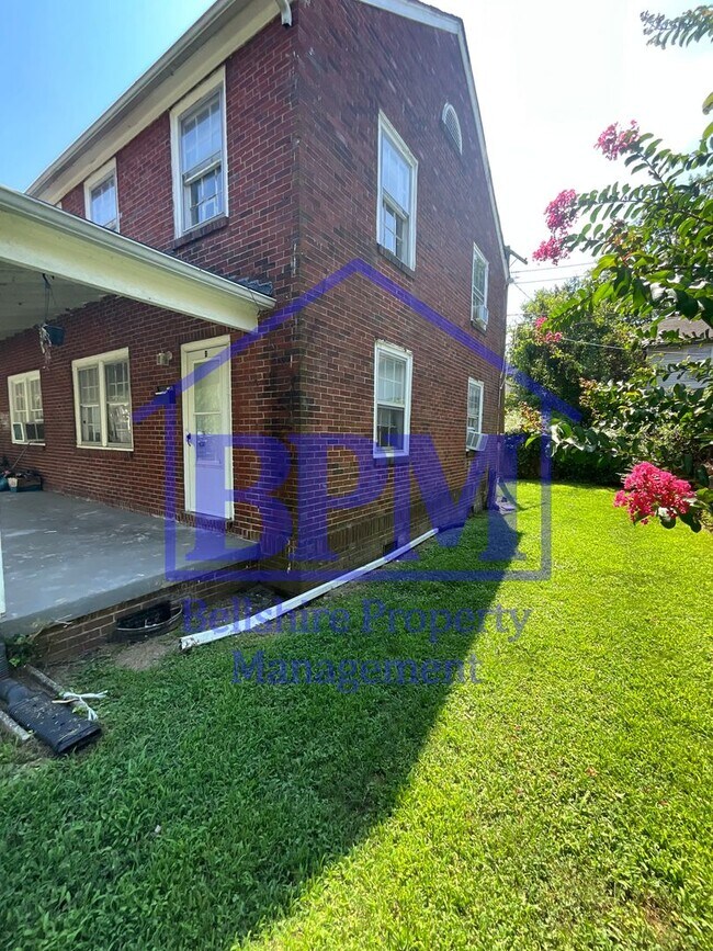 Building Photo - Freshly Renovated 3 Bed, 1 Bath Duplex – G...