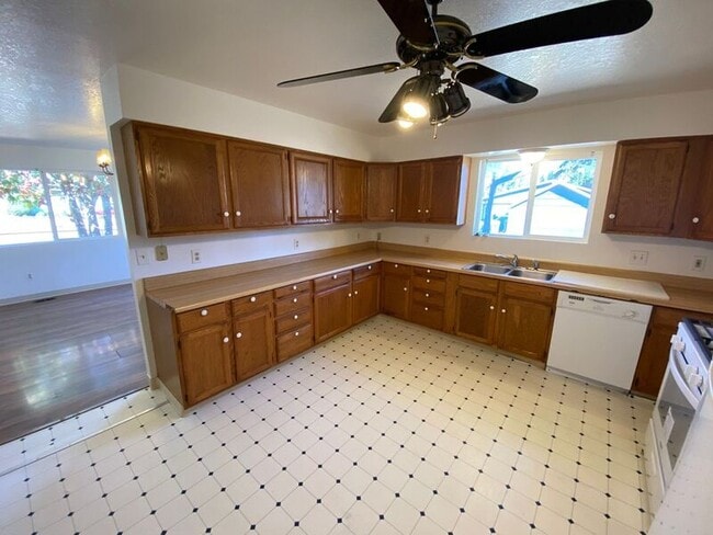 Building Photo - 1011 Cedar St