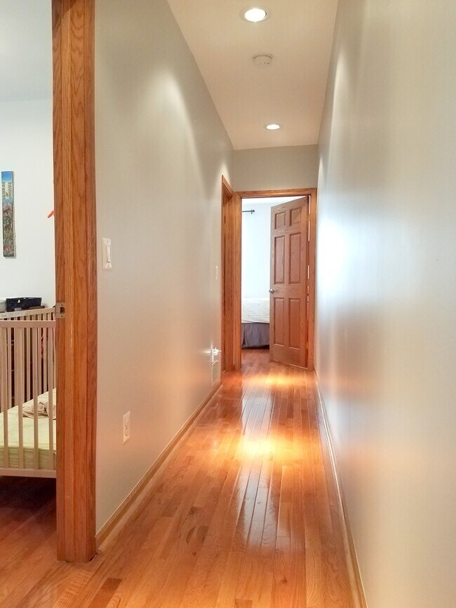 Building Photo - 3 Bedroom, 2 Bathroom in Squirrel Hill- Hardwood Floors and Stainless Appliances