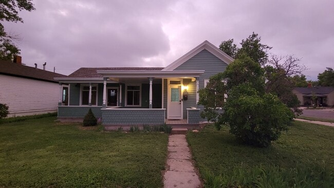 Building Photo - PET FRIENDLY 3 BEDROOM, 2 BATHROOM, DOWNTOWN LOCATION!