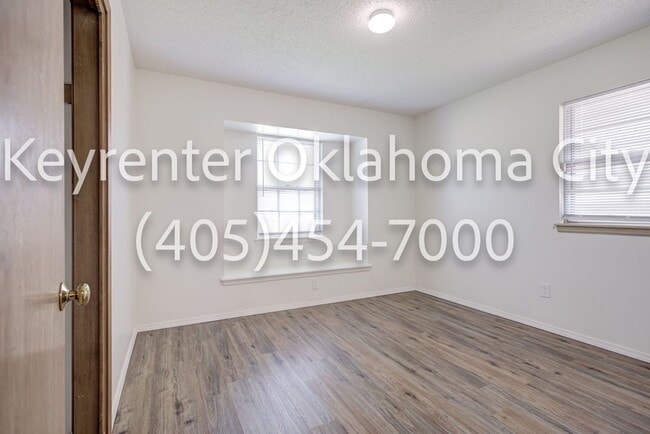 Building Photo - Massive 3BD/2BTH Home Minutes from the Highway.
