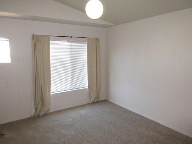 Building Photo - 6501 San Antonio Dr NE
