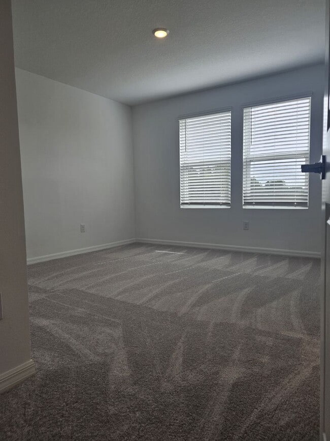 Building Photo - Townhome in The Townhomes of River Landing