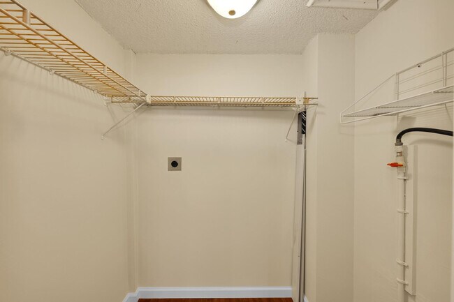 Building Photo - 118 Royal Pk Dr