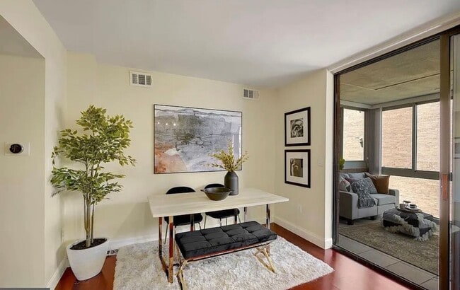 Building Photo - Amazing 1 Bedroom 1 Bathroom Condo With Su...