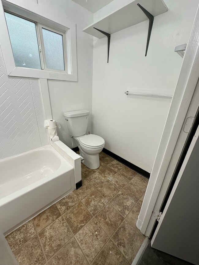 Building Photo - 2 Bedroom Apartment - Blocks From Downtown...