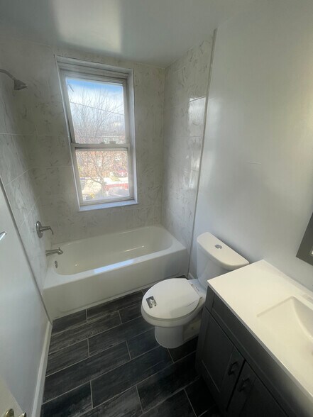 Building Photo - 3020 Kenyon Ave