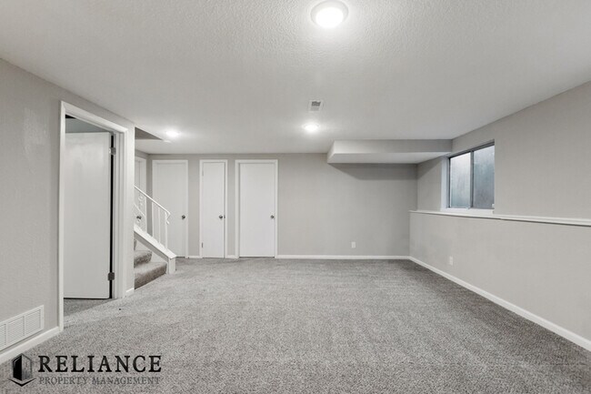 Building Photo - 8712 Lakeland Cir