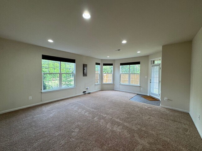 Building Photo - Luxurious 3 Bed 2.5 Bath End-Unit Townhome...