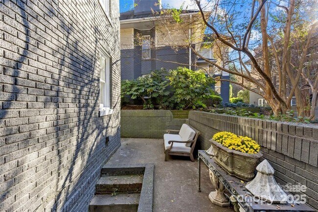 Building Photo - 609 Queens Rd