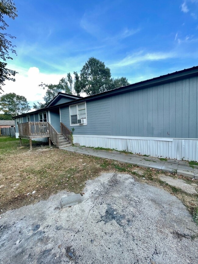 Building Photo - 23349 Hedge Ln