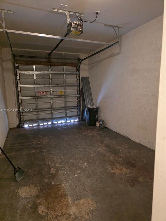 Building Photo - 2492 Centergate Dr