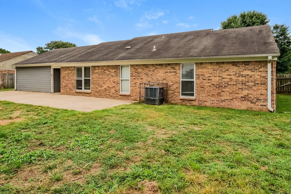 Building Photo - 3880 Warrington Dr