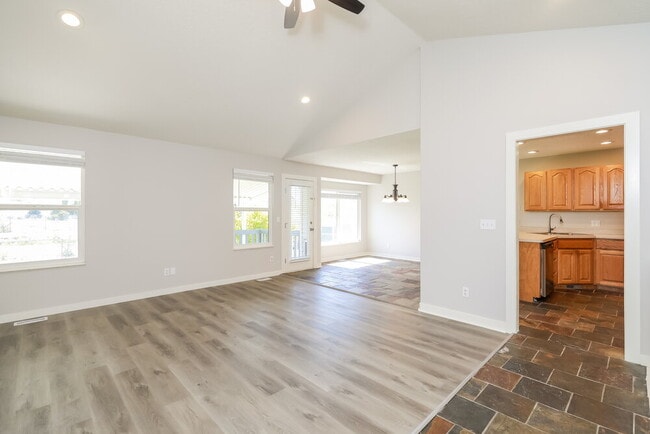 Building Photo - 5060 S Vista Dr