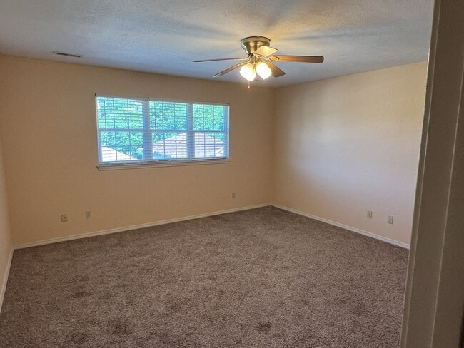 Building Photo - 4 Bedroom Home in SE Springfield!