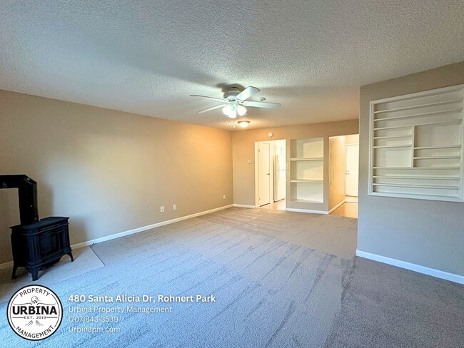 Building Photo - Charming 2-Bedroom Townhouse in a Prime Lo...