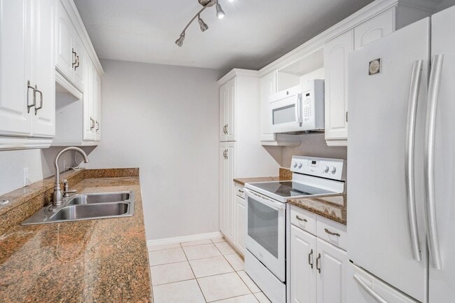 Building Photo - Spacious 2 Bed 2 Bath Condo in Heart of So...