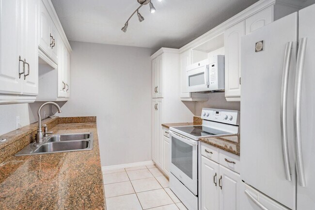 Building Photo - Spacious 2 Bed 2 Bath Condo in Heart of South Tampa