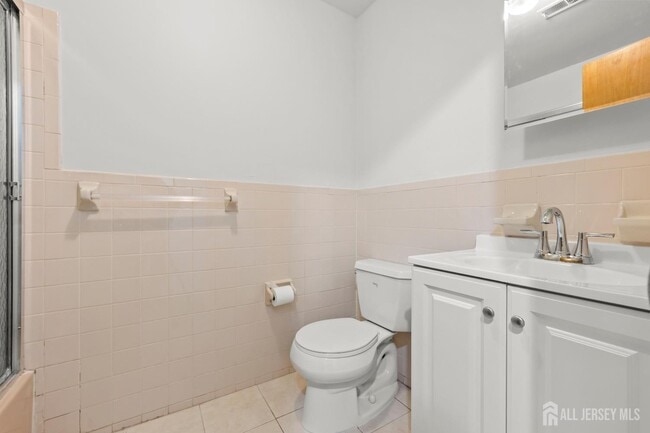 Building Photo - 823 Edison Glen Terrace