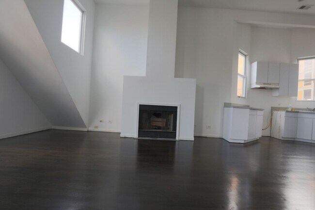 Building Photo - 3328 N Clark St