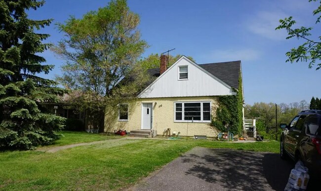 Building Photo - Updated Garden-Level 1BR with Patio & Parking