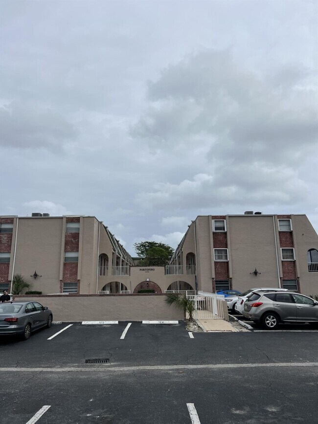 Building Photo - 1100 SE 4th Ave