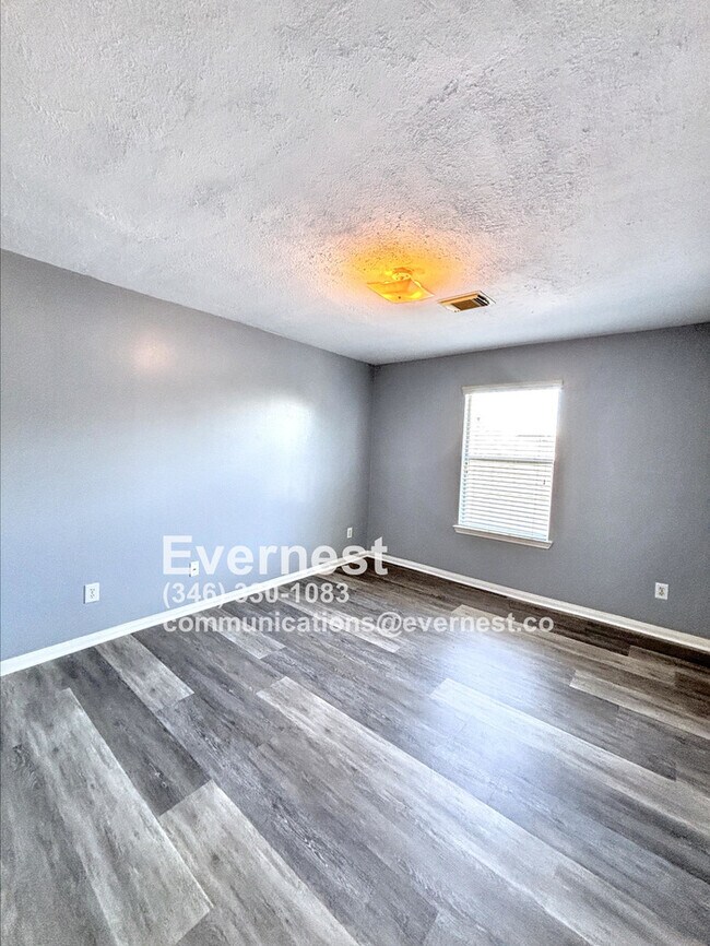 Building Photo - 3-Bedroom Home with Scenic Community Ameni...