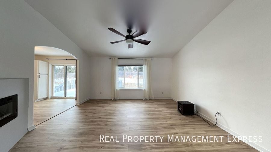 Building Photo - Spacious 4BR, 2BA Gem with Fireplace and Open Basement